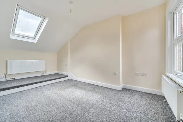 Photo 3 — Rathcoole Gardens, London, N8