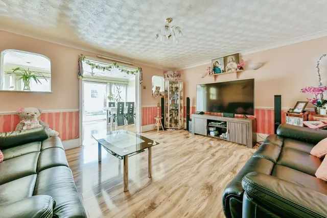 Photo 2 — Canterbury Way, STEVENAGE, Hertfordshire, SG1