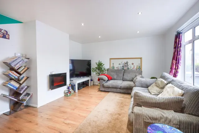 Kings Drive, Edgware, HA8, photo 3