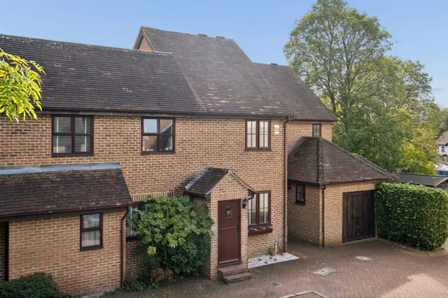 Old Town Close, Beaconsfield, HP9, photo 1