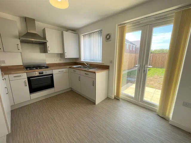 Ernest Avenue, Cayton, YO11, photo 3