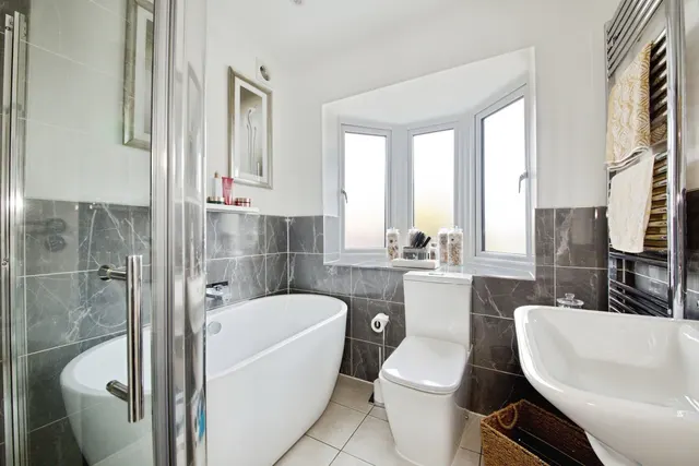 Photo 3 — Thurloe Gardens, Romford, RM1