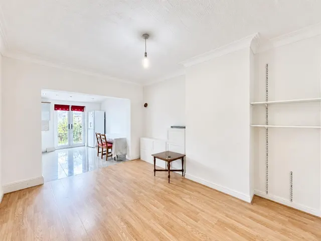Semi-Detached To LetStation Road, Hounslow, TW3, photo 2