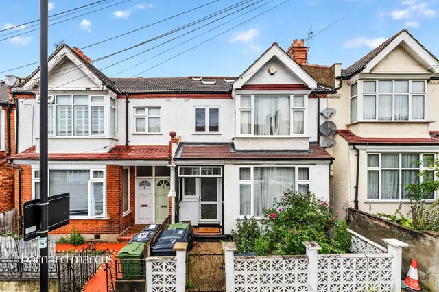 Glencairn Road, London, photo 1