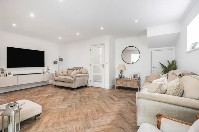 Oak Avenue, Egham, TW20, photo 2