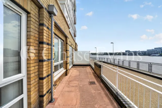 Photo 2 — St Davids Square, Isle Of Dogs, London, E14