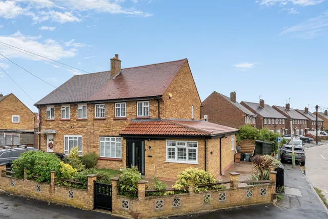 A Beautifully Renovated and Extended Family Home in a Prime Uxbridge Location, UB8, photo 1