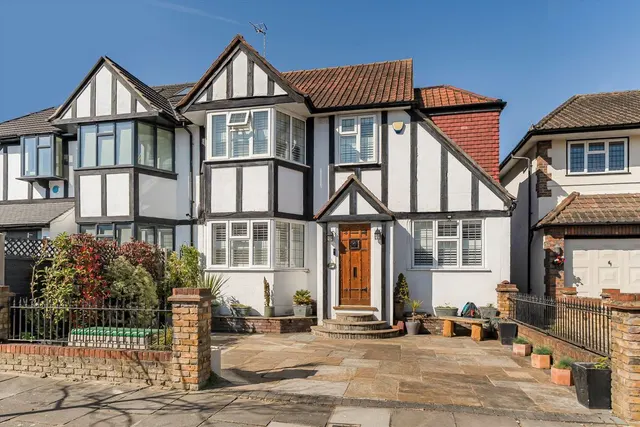 Redway Drive, TW2, photo 1