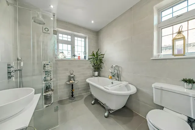 Redway Drive, TW2, photo 3