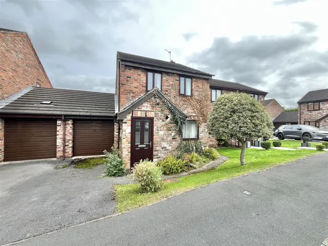 Tudor Green, Wilmslow, SK9, photo 1