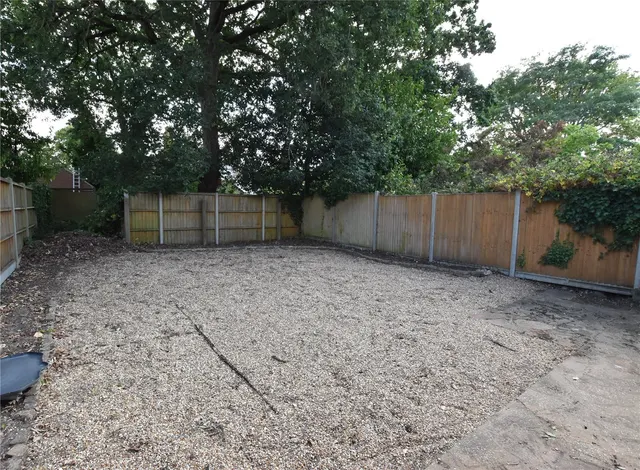 Photo 3 — Chatfield Close, Farnborough, Hampshire, GU14 6SS