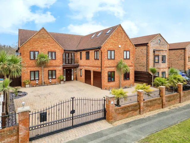 Ashford Crescent, Grange Farm, Milton Keynes, photo 1