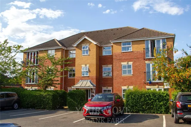 2 bedroom flat — Baxter Close, Slough, Berkshire, SL1