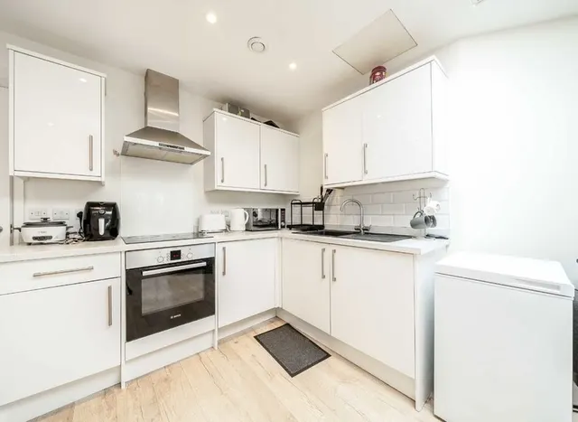 Uxbridge Road, Hampton Hill, TW12, photo 3