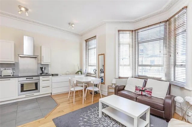 Radipole Road, London, SW6, photo 1