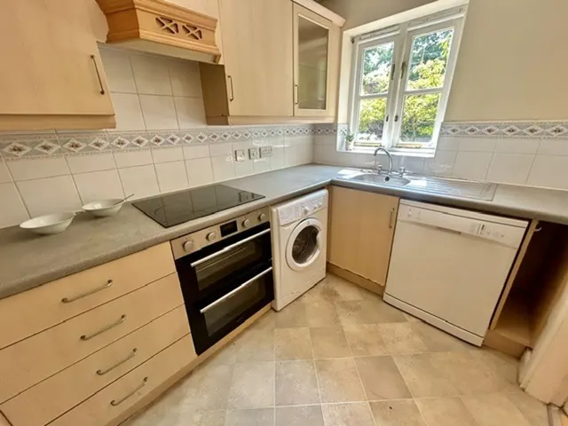 Pencarrow Close, Manchester, photo 2