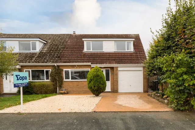 Bryn Gryffydd, Wrexham, LL12, photo 1