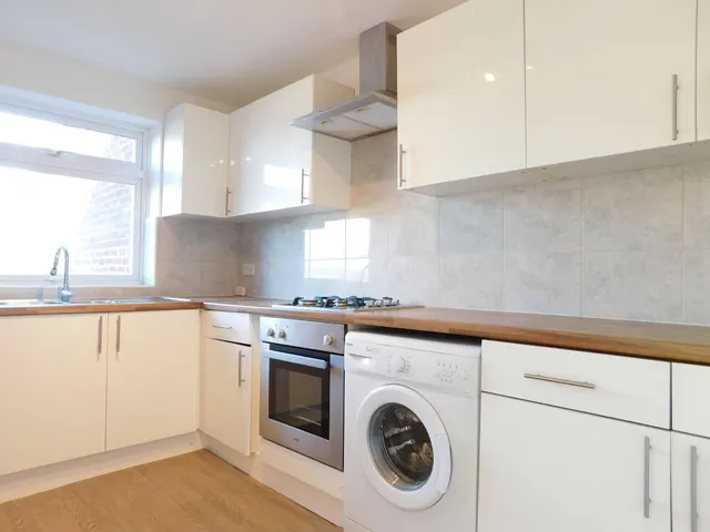 Azalea Close, London, W7 3QA, photo 1