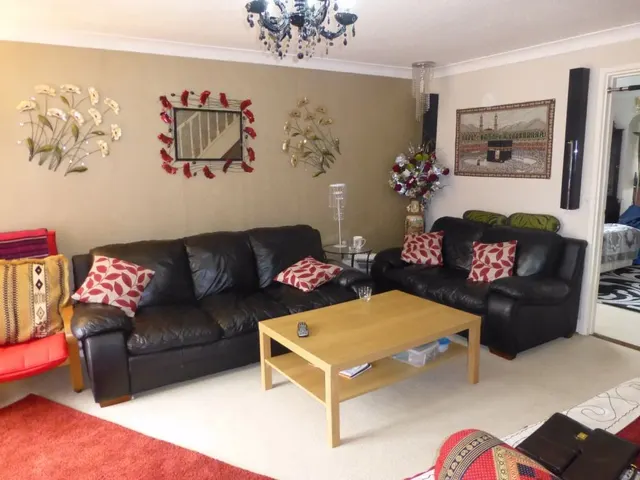 Blenheim Road, Northolt, UB5, photo 1