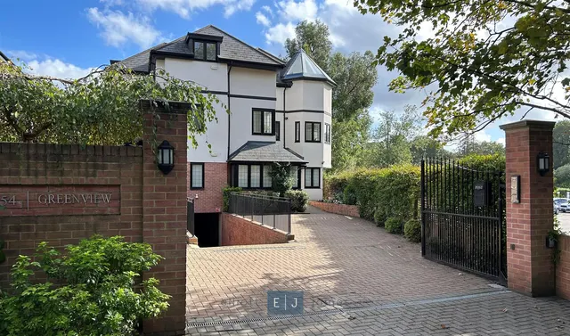 Greenview, 154 High Road, Chigwell, photo 1