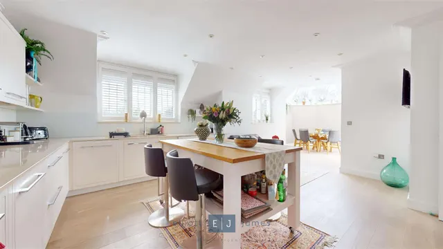 Photo 2 — Greenview, 154 High Road, Chigwell