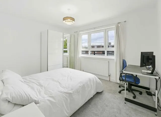 Photo 3 — Barclay Close, Fulham, SW6
