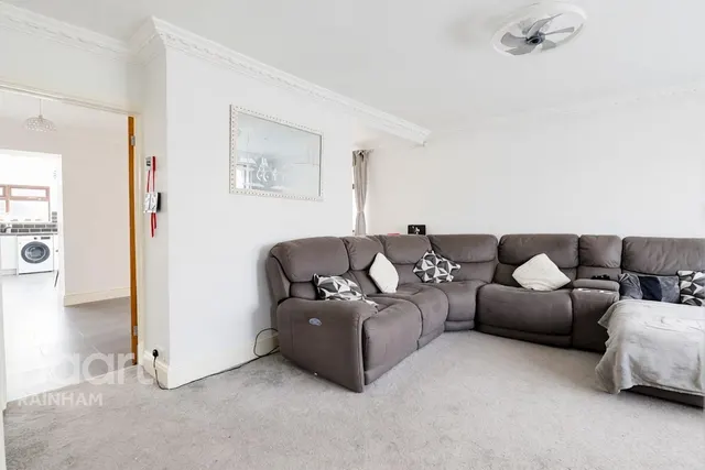King Edward Avenue, Rainham, RM13, photo 3