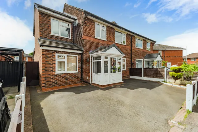 Derwent Drive, Bury, BL9 9LS, photo 1