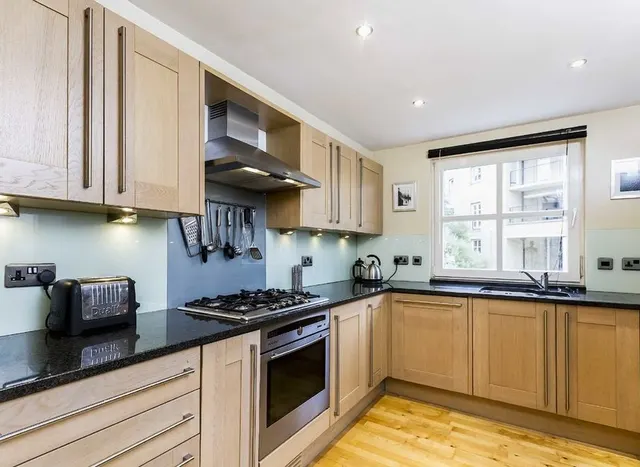 Photo 2 — Princes Court, Surrey Quays, SE16
