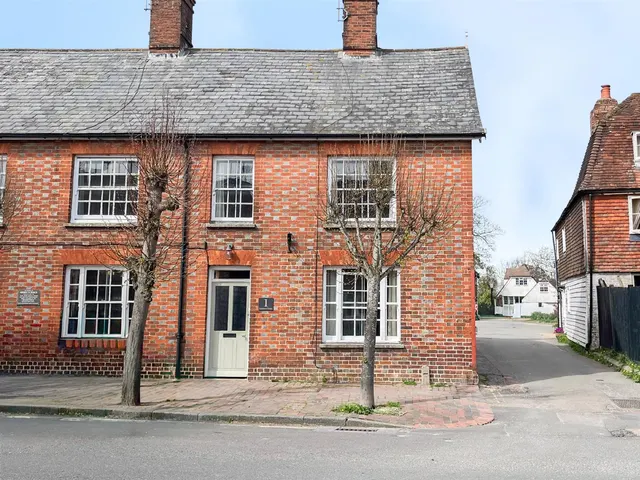 High Street, Burwash, TN19 7EP, photo 1