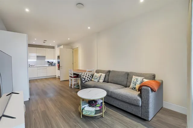 Frazer Nash Close, Isleworth, photo 3
