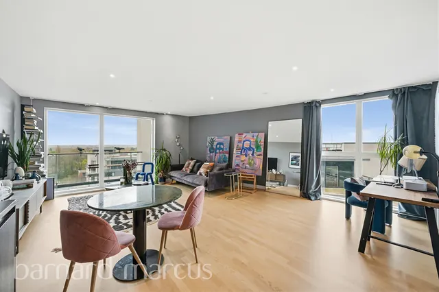 Pump House Crescent, Brentford, TW8, photo 1