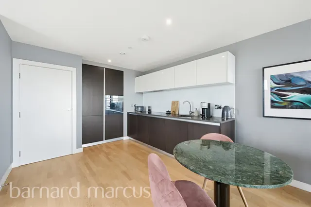 Pump House Crescent, Brentford, TW8, photo 2