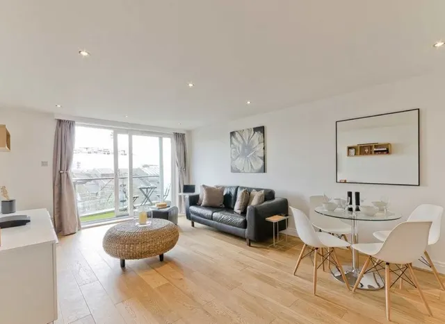 Photo 2 — Smugglers Way, Wandsworth, SW18