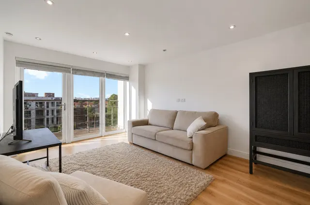 Roehampton Lane, London, SW15, photo 2