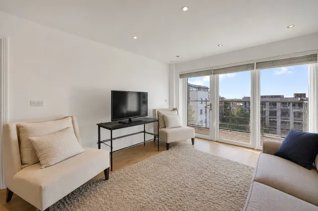 Roehampton Lane, London, SW15, photo 3
