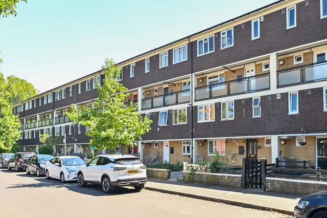 132 Malmesbury Road, London, photo 1