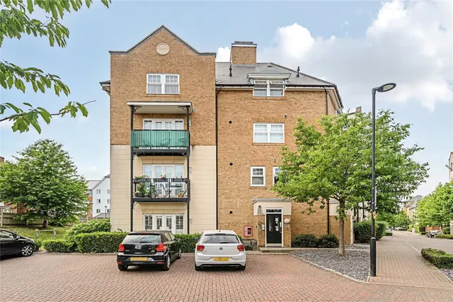 Photo 3 — Wells View Drive, Bromley, BR2