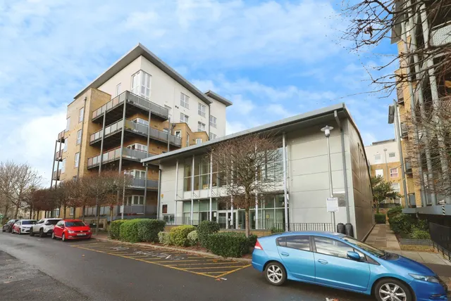 Metropolitan Station Approach, Watford, photo 1