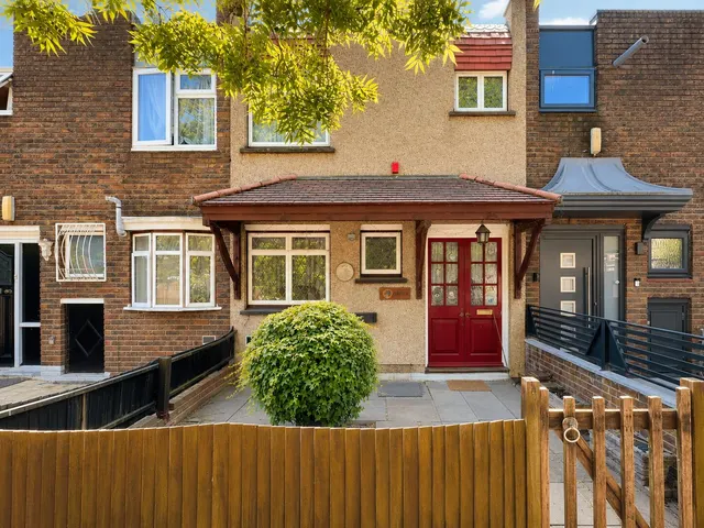 Lower Strand, London, NW9, photo 1