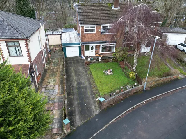 Castle Hill Crescent, Rochdale OL11 4HZ, photo 1
