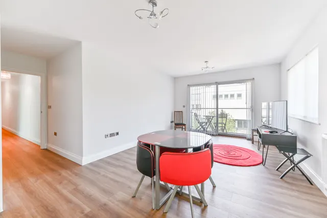 Photo 3 — Flat 8, Ashton Court, 94 Chatsworth Road, Croydon