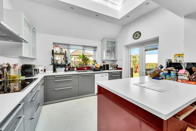 Warwick Avenue, Egham, TW20, photo 2