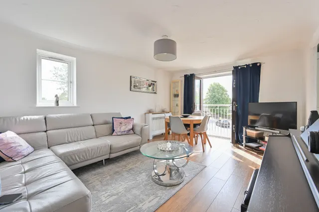 Photo 2 — 23 Harlech Road, Abbots Langley