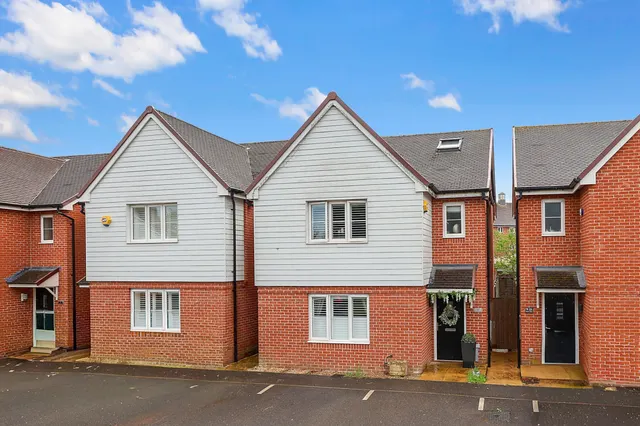 Peach Road, Horley, RH6, photo 1