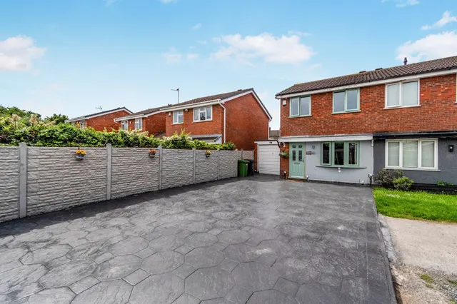 Ewhurst Close, Willenhall, WV13, photo 1