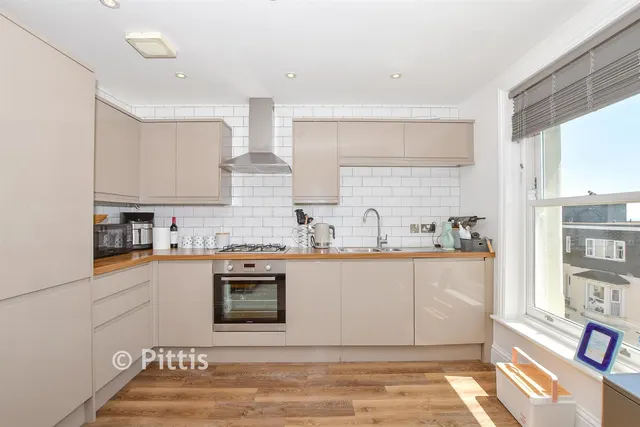 Albion Road, Sandown, PO36, photo 2