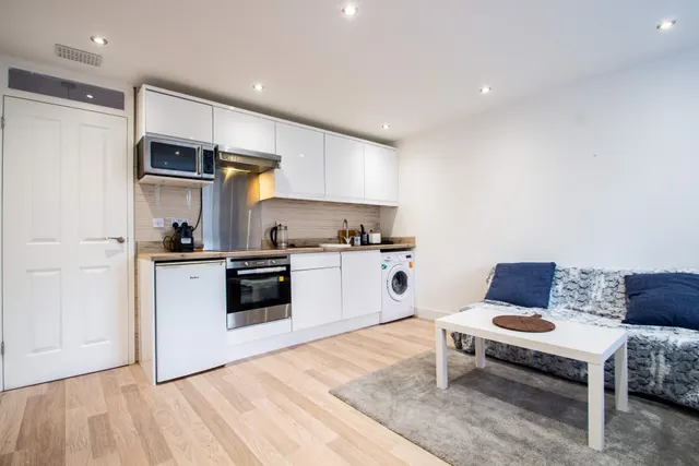Camelot Close, London, photo 1