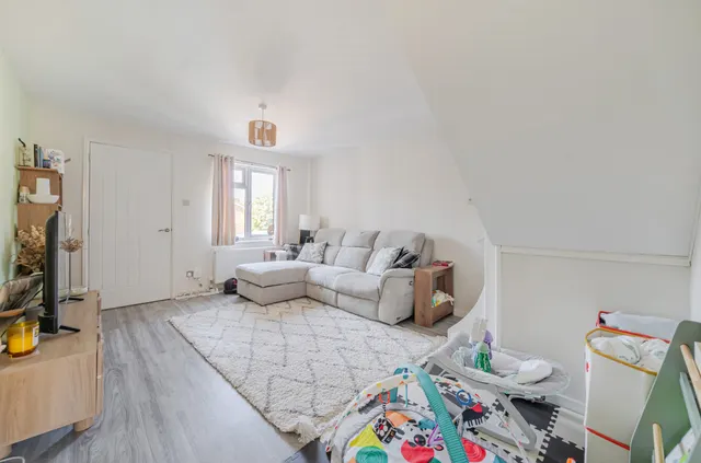 Selborne Gardens, Farnham, GU9, photo 2