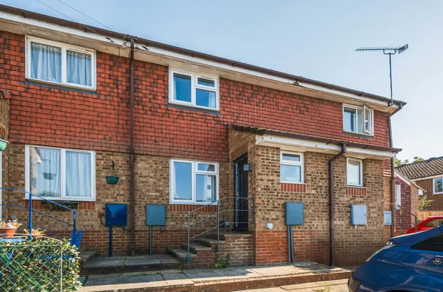 Selborne Gardens, Farnham, GU9, photo 1